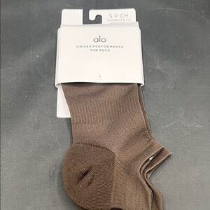 ALO Yoga Unisex Performance Tab Sock in Brown